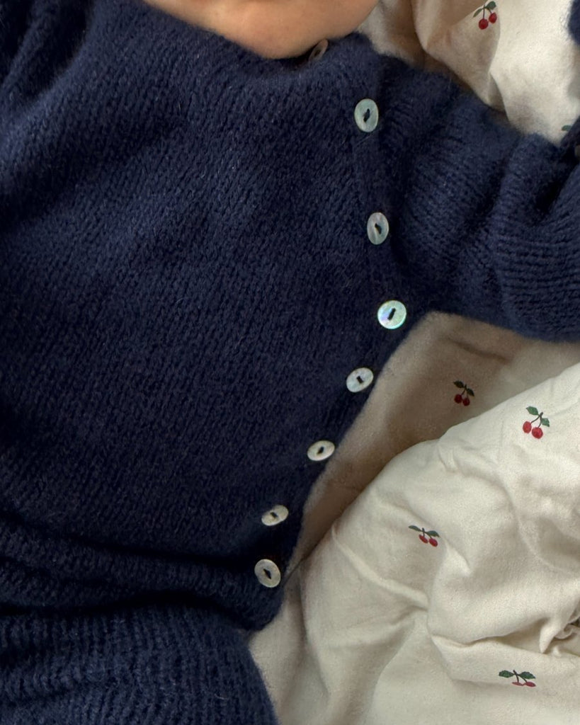 Baby i blåt Ellens Hentesæt med fokus på knapstolpen