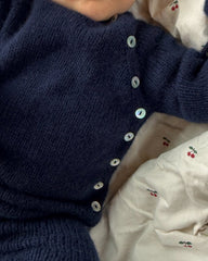 Baby i blåt Ellens Hentesæt med fokus på knapstolpen