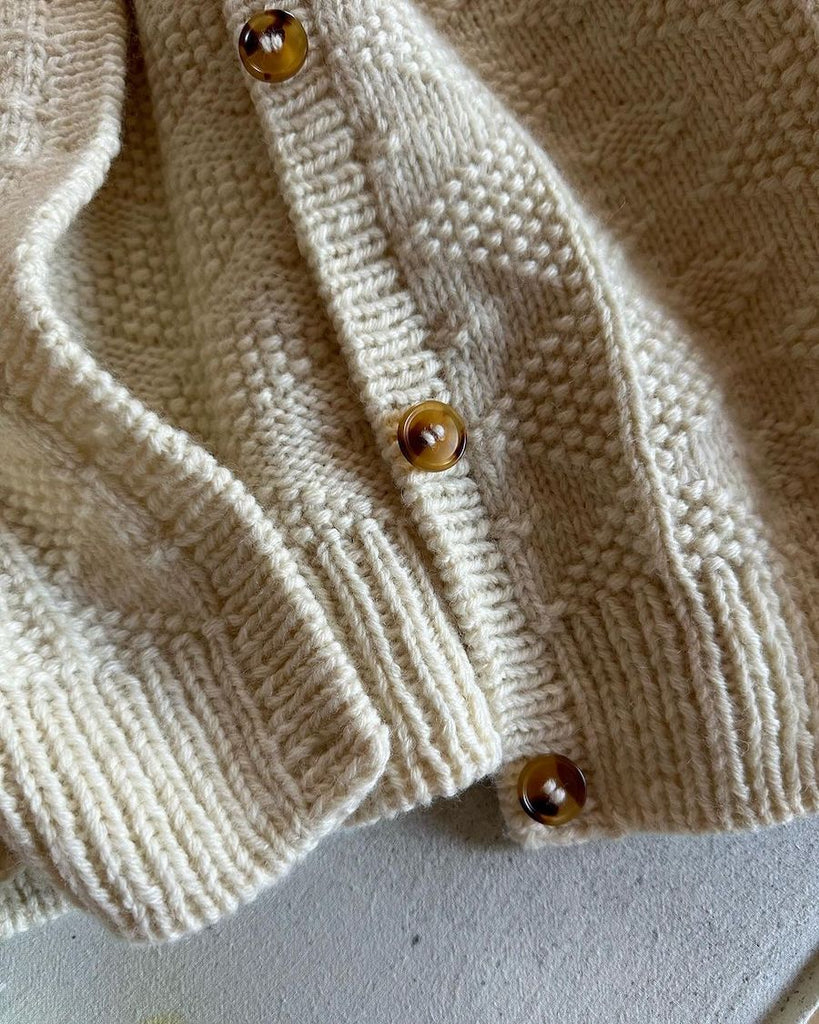 Råhvid Esther jakke med mørkebrune galalith knapper på Ø 20 mm