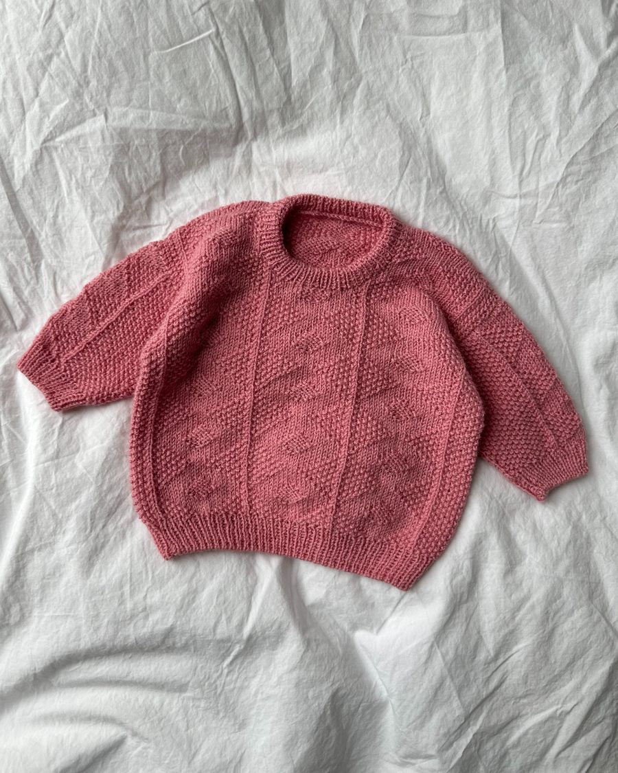 Baby iført lyserød Esther Sweater Baby