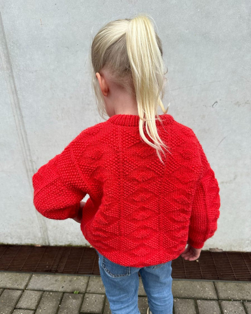 Barn iført rød Esther Sweater Junior