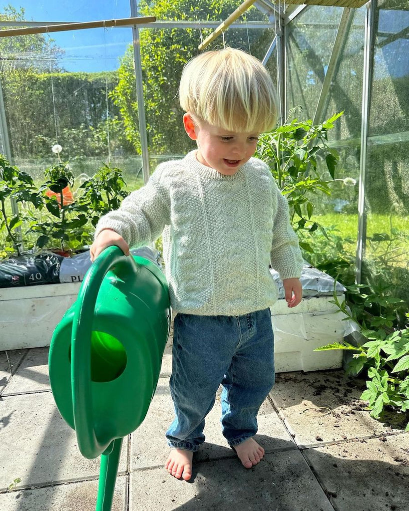 Barn iført grå Esther Sweater Junior