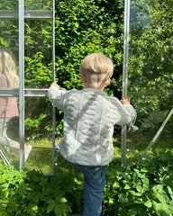 Barn iført grå Esther Sweater Junior