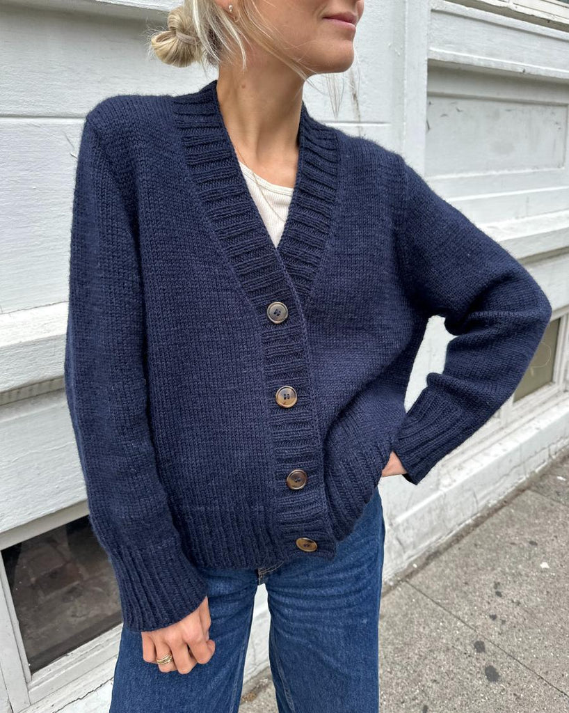 Kvinde iført mørkeblå Eva Cardigan