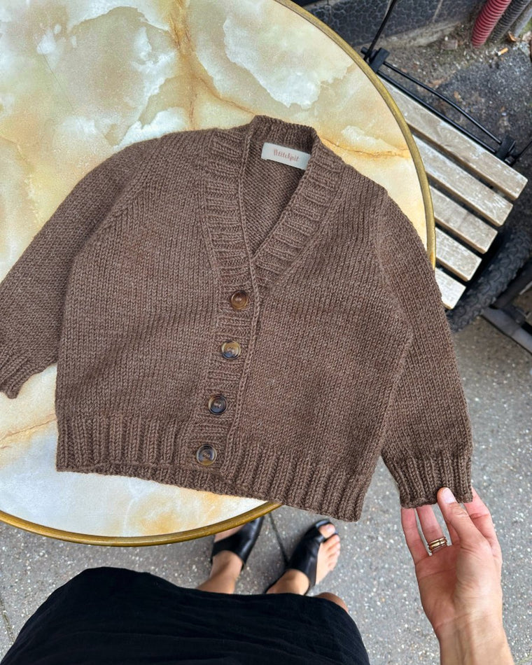 Barn iført lilla Eva Cardigan Junior