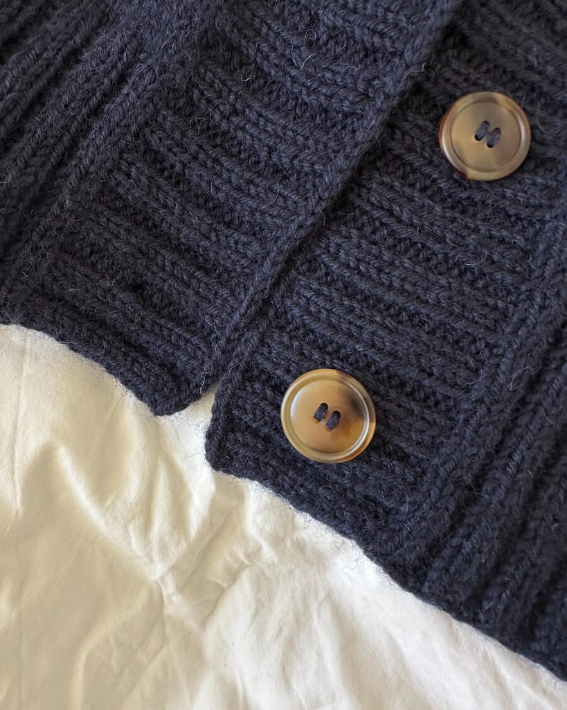 Nærbillede af Eva cardigan med mørkebrune galalit knapper Ø 25 mm