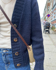 Closeup af kvinde iført mørkeblå Eva Cardigan