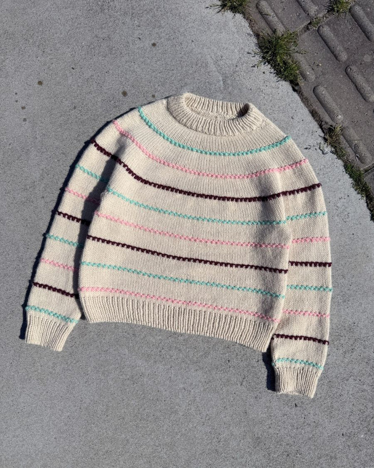 Liggende brun og sort-stribet Festival Sweater