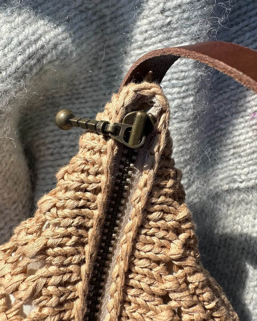 Close up af lynlås i florence bag