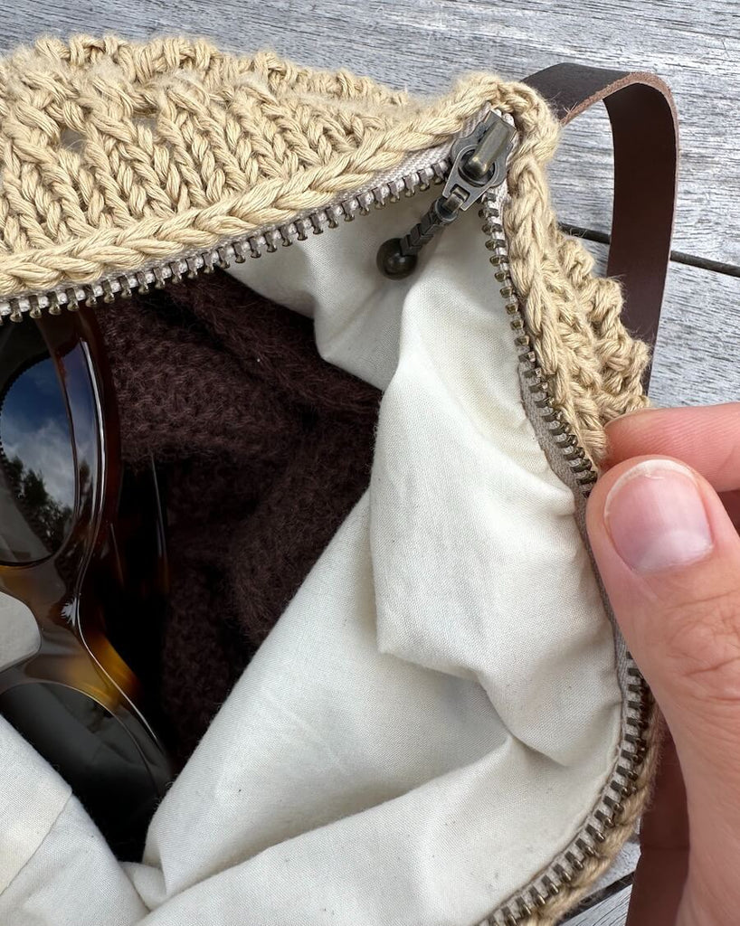 Close up af hvidt for i Florence bag