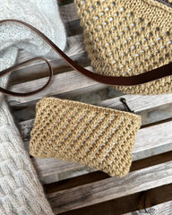 Florence bag og honey purse liggende på stol
