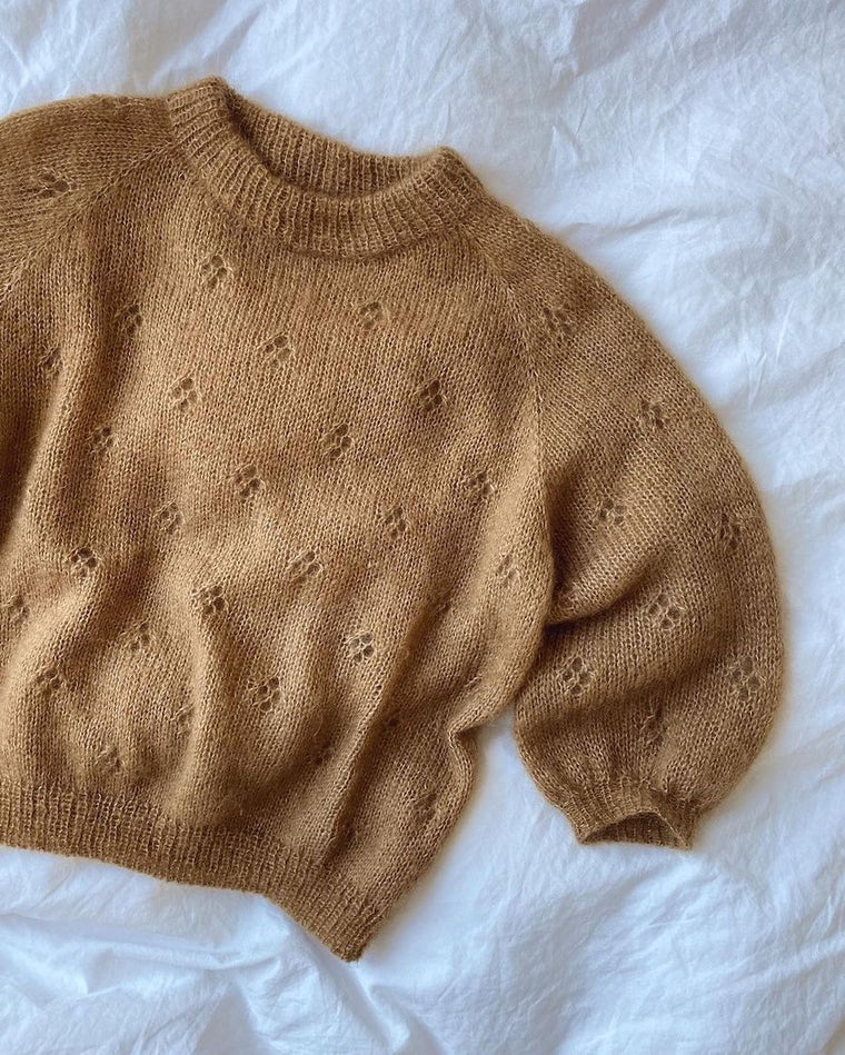 Kvinde iført brun Florence Sweater
