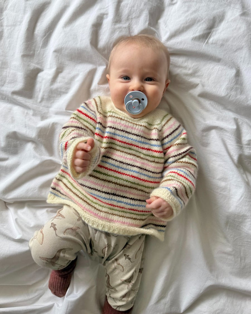 Baby iført gulstribet Frankie Sweater Baby