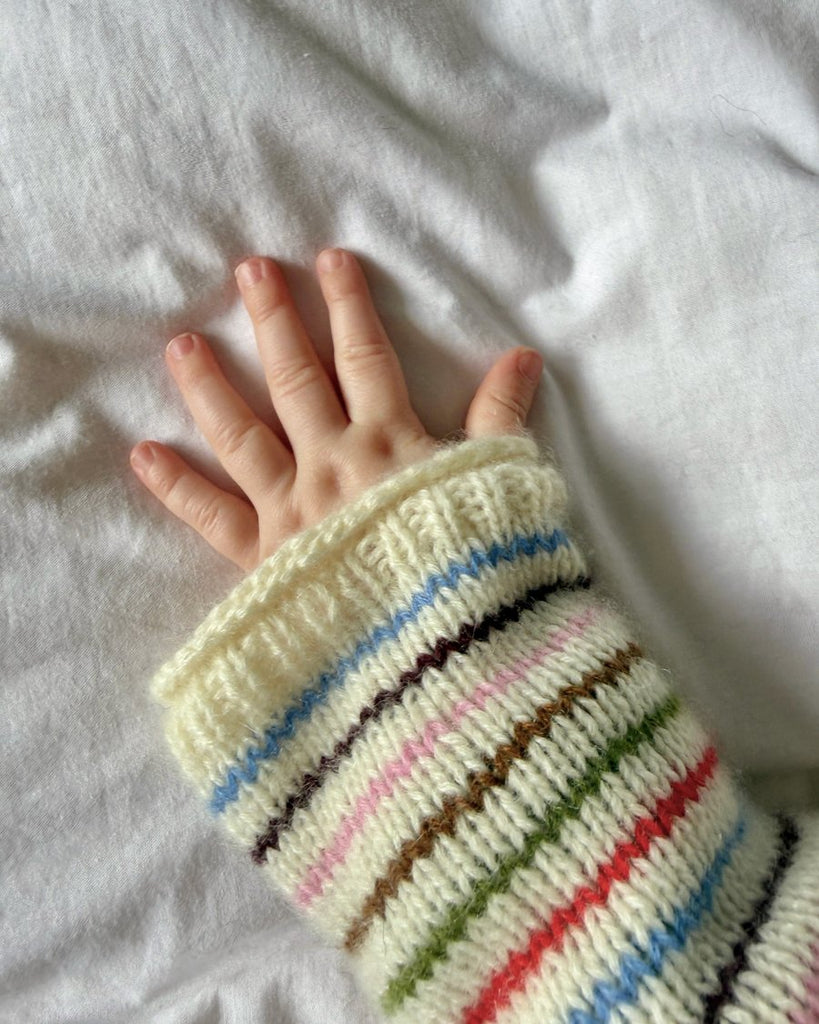 Detaljer på gulstribet Frankie Sweater Baby