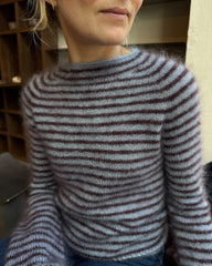 Closeup af kvinde iført blå og bordeaux Frankie Blouse