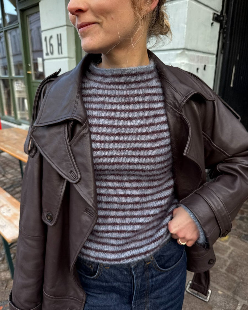 Kvinde iført blå og bordeaux Frankie Blouse og læderjakke