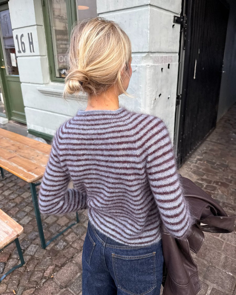 Kvinde iført blå og bordeaux Frankie Blouse set bagfra