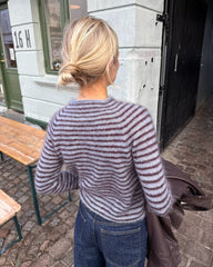 Kvinde iført blå og bordeaux Frankie Blouse set bagfra