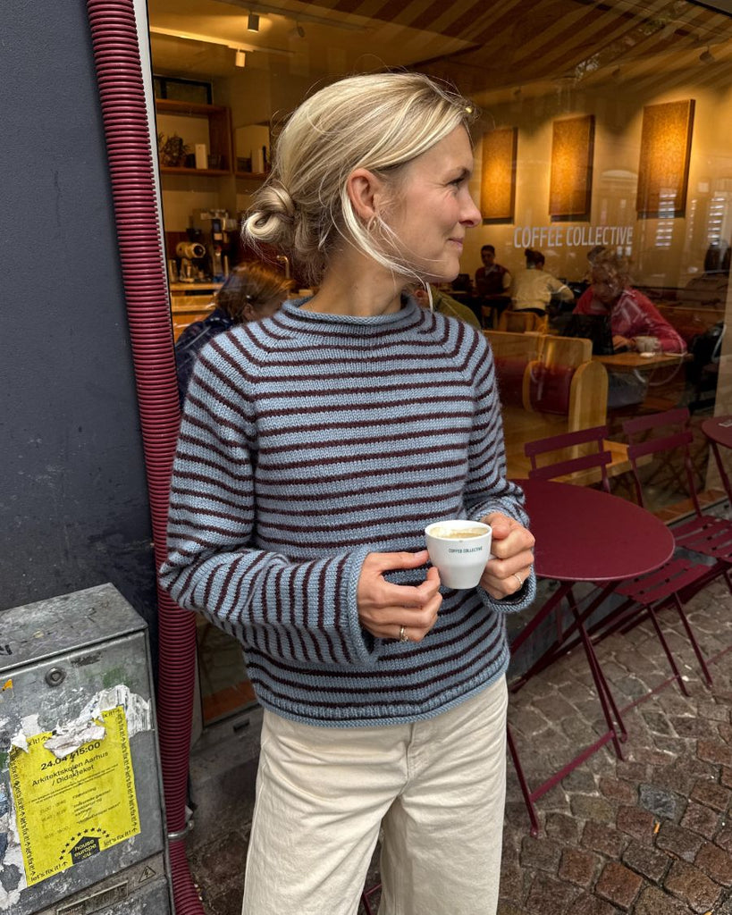 Kvinde iført blå og bordeaux Frankie Sweater