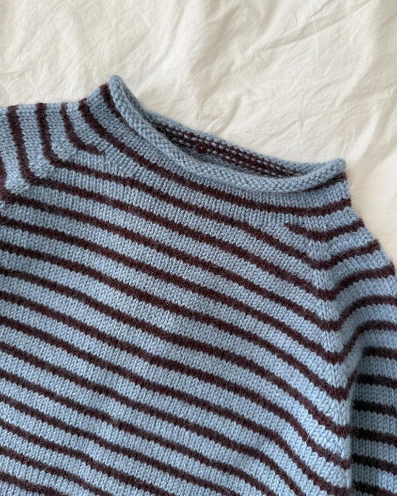 Closeup af halsen på blå og bordeaux Frankie Sweater