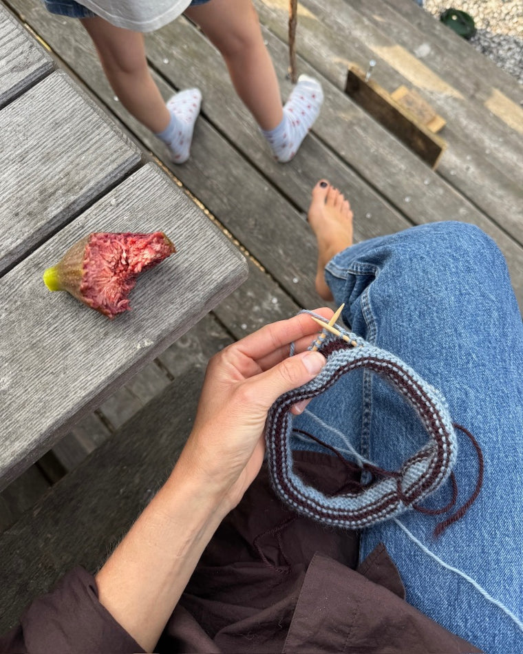Procesbillede af blå og bordeaux Frankie Sweater