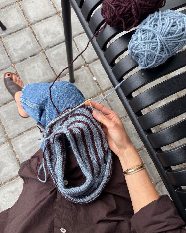 Procesbillede af blå og bordeaux Frankie Sweater