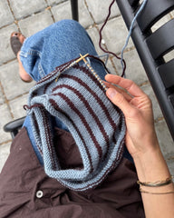 Procesbillede af blå og bordeaux Frankie Sweater