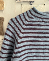 Procesbillede af blå og bordeaux Frankie Sweater