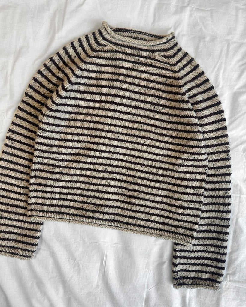 Beige og bordeaux Frankie Sweater liggende