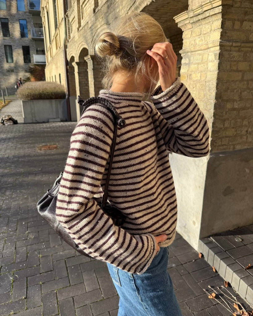 Kvinde iført beige og bordeaux Frankie Sweater