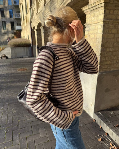 Kvinde iført beige og bordeaux Frankie Sweater