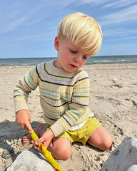 Barn iført Friday Sweater i forskelligfarvede striber