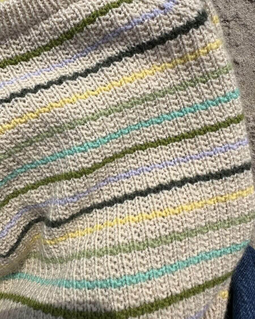 Closeup af Friday Sweater i forskelligfarvede striber