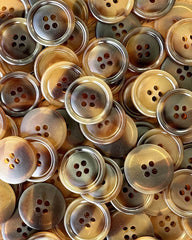Bunke af mørkebrun galalit knap med 4 huller 20 mm