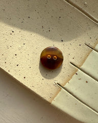 Knappar av galalit med 2 hål Ø15 mm - Mörkbrun - 10 st.