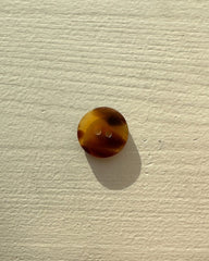Knappar av galalit med 2 hål Ø20 mm - Mörkbrun - 4 st.