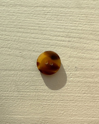 Én galalit knap med 2 huller Ø 20 mm
