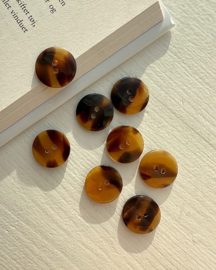 Knappar av galalit med 2 hål Ø20 mm - Mörkbrun - 8 st.