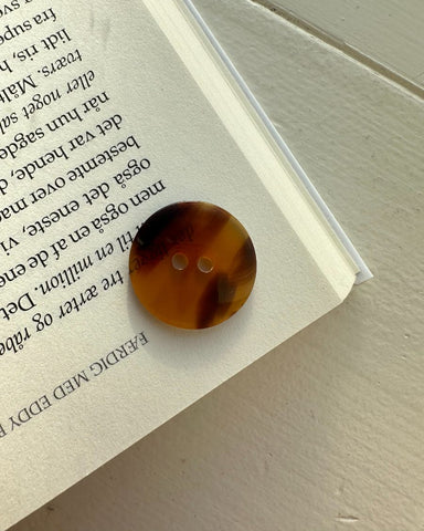 Et styk mørkebrun galalit knap Ø 25 mm med 2 huller