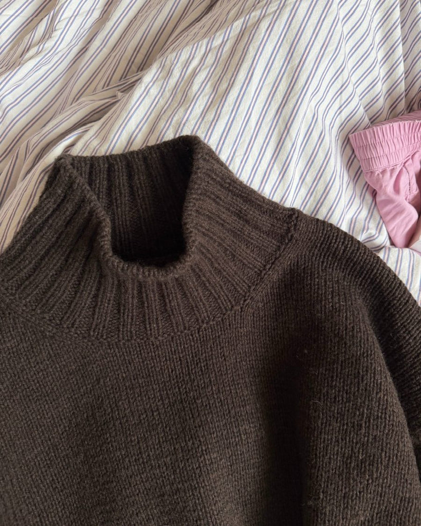Closeup af halsen på brun Hannah Sweater O-neck