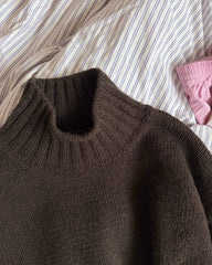 Closeup af halsen på brun Hannah Sweater O-neck