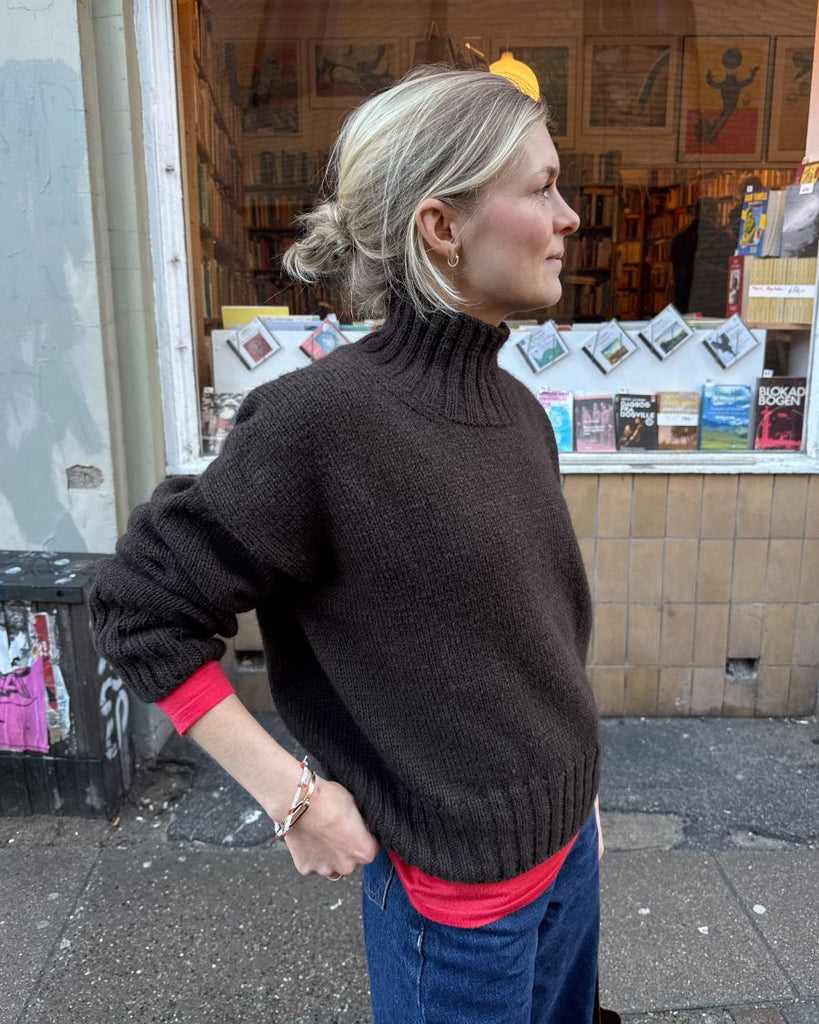 Kvinde iført brun Hannah Sweater O-neck