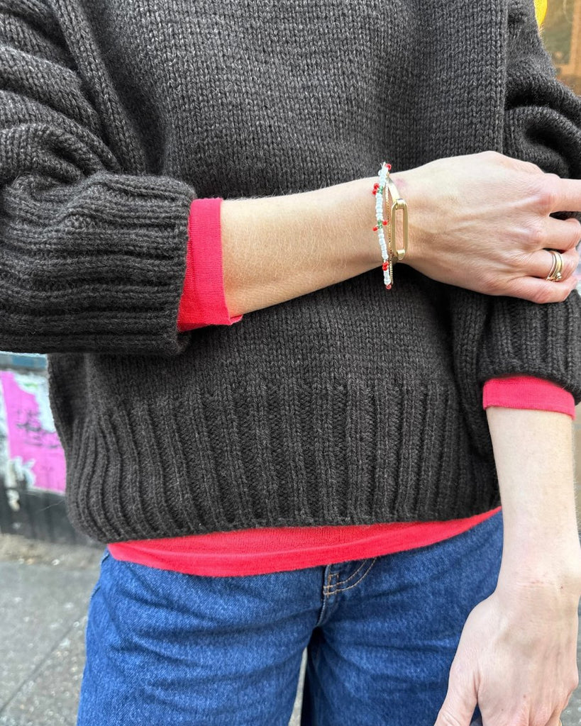 Closeup af kvinde iført brun Hannah Sweater O-neck