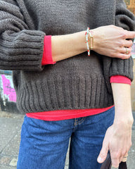 Closeup af kvinde iført brun Hannah Sweater O-neck