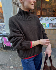 Kvinde iført brun Hannah Sweater O-neck