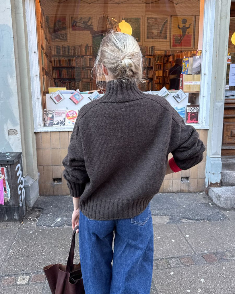 Kvinde iført brun Hannah Sweater O-neck set bagfra