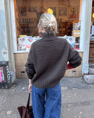 Kvinde iført brun Hannah Sweater O-neck set bagfra