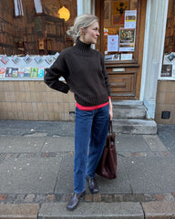 Kvinde iført brun Hannah Sweater O-neck