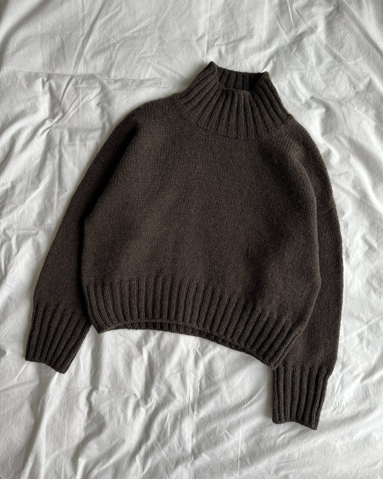 Kvinde iført brun Hannah Sweater O-neck