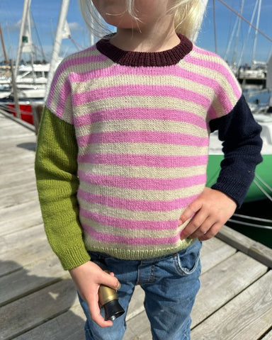 Barn iført Holger Bluse i forskellige farver